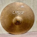 Kruhová mosazná činely s viditelným rýhováním povrchu. Uprostřed je bílý nápis LASER a pod ním menší text 14 CRASH. V horní části je logo s nápisem M…