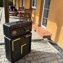 Černý kytarový zesilovač a připojená reproboxová skříň. Na předním panelu zesilovače je nápis Neural, na reproboxu je logo Bogner a žlutý grafický pr…