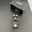 Černý kytarový efekt s kovovým tělem a třemi bílými ovládacími knoflíky. Na pedálu jsou nápisy VOICE, AMT, M-Drive, JUST FX SERIES, IN a TRUE BYPASS.…