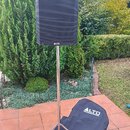 Černý aktivní reproduktor umístěný na stříbrném kovovém stativu. Na horní části mřížky je nápis 15-INCH POWERED LOUDSPEAKER, pod ním výrazné logo 200…