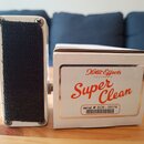 Fotografie zobrazuje bílý efekt pedál a jeho originální kartonovou krabici. Na krabici je nápis Xotic Effects CALIFORNIA, model Super Clean a sériové…