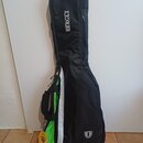 Černý softcase na hudební nástroj s bílým a zeleným pruhem. V horní části je bílý nápis HERGET a v dolní části logo se písmenem H ve štítu. K ruketi…