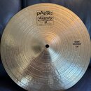 Kruhový mosazný činel s koncentrickým broušením povrchu. V horní části je logo pAiste a nápis Twenty, pod ním text TRADE MARK MADE IN SWITZERLAND. Vp…