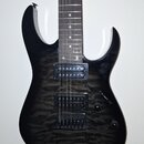 Černá elektrická kytara s tělem z tmavého dřeva s viditelnou strukturou zrna. Nástroj má dva humbuckery, jeden ovládací knoflík a přepínač zvuků. Na…