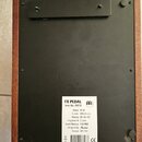 Spodní strana černého efektového pedálu s dřevěným rámem. Na spodní straně je bílá nálepka s nápisy: FX PEDAL, Item No. FX10, logo Blackstar, Power 9…