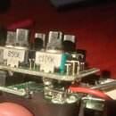 Fotografie zachycuje vnitřní elektroniku zařízení s několika potenciometry a černými plastovými knoflíky. Na součástkách jsou čitelné nápisy „24 V 31…
