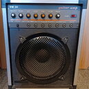 Kytarový kombo zesilovač v černém skříňovém provedení s hliníkovým rámem. Na horním ovládacím panelu jsou nápisy VM 30 a guitar amp, dále knoflíky s…