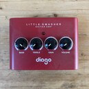 Červený kovový kytarový zesilovač s nápisem LITTLE SMASHER GUITAR AMP a logem diago. Na přední straně jsou čtyři černé otočné ovířky s popisky BASS,…