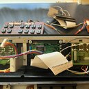 Fotografie zachycuje vnitřek elektronického hudebního zařízení s několika plošnými spoji. Na jedné z desek je viditelný nápis MADE IN JAPAN a označen…