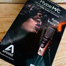 Fotografie znázorňuje krabici od mikrofonu s nápisem Hype Mic. Na obalu je zobrazen produkt, logo APOGEE a texty „USB Microphone with Headphone Outpu…