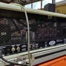 Zadní strana kytarového komba v krémovém šasi s černou perforovanou mřížkou. Na spodním ovládacím panelu jsou vidět přepínače POWER a STANDBY, vstupy…