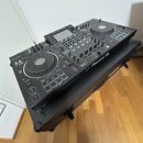 Černý DJ kontrolér umístěný v černém transportním kufru. Na přístroji je vidět bílý nápis Pioneer DJ a označení modelu DDJ-XZ. Zařízení obsahuje dva…