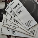 Fotografie zobrazuje několik uživatelských manuálů k elektronickým bubnům. Na horním dokumentu je viditelné logo YAMAHA a nápis DTX drums, dále označ…