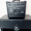 Zadní strana černého kytarového komba s nápisem MODEL: HT-1R. Na přístroji je bílé logo Blackstar a štítek s informacemi MAINS INPUT 220-240V~ 50Hz,…