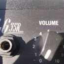 Detail ovládacího panelu černého zesilovače. Na panelu je bílý nápis LG 35R a popisky VOLUME, ON — DRIVE. Jsou vidět dva černé oválné ovládací knoflí…