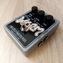 Kytarový efekt v kovovém šedém šasi s černým horním panelem. Na panelu je bílý nápis „the worm“ a logo „electro-harmonix MADE IN NYC, USA“. Zařízení…