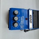 Modrý kytarový efekt s nápisem FX Stereo 65 Chorus a logem DOD. Na horní straně jsou tři ovládací knoflíky s popisky DEPTH, DELAY TIME a SPEED. Příst…