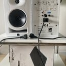 Dvě bílé studiové monitory značky KALI, jeden zepředu a druhý zadní stranou. Zadní panel obsahuje nápis LP-6 Professional Studio Monitor, logo KALI a…
