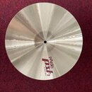 Kruhový činel z kovového materiálu s viditelným broušením povrchu. Na spodní části je nápis „Paiste“, pod ním logo „PSH“ a menší text „16" HEAVY CRAS…