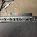 Horní ovládací panel černého basového komba. Na levé straně je logo GK a na pravé nápis MB 112 II. Panel obsahuje sekce INPUT s ovladači +10dB a GAIN…