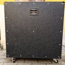 Zadní strana černého kytarového komba s texturovaným povrchem a kovovými rohy. V horní části je umístěn ovládací panel s nápisy 160B 4x12 a MADE IN E…