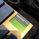 Detailní pohled na část perkusního kontroléru v černé textilní brašně. Na zlatavém povrchu je vidět nápis malletKAT PRO a pod ním menší text PERCUSSI…