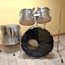 Sada bubnů v chromovaném provedení s černým mramorovaným basovým bubnem. Sestava obsahuje dva tom-tomy, jeden floor tom a basový buben s vyřezem v bl…