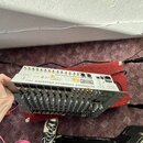 Fotografie zachycuje zadní stranu stříbrného mixážního pultu s nápisem BEHRINGER EURORACK UB222FX-PRO. Zařízení obsahuje řadu vstupních a výstupních…