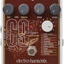 Kytarový efekt v bílém šasi s hnědým předním panelem. Na panelu je nápis C9 organ machine a značka electro-harmonix. Zařízení má čtyři černé otočné k…