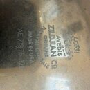 Detailní záběr na povrch kovového činely. Je zde vyražen nápis AVEDIS ZILDJIAN Co, GENUINE TURKISH CYMBALS a MADE IN U.S.A., spolu s kódovým označení…