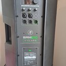 Černý aktivní reproduktor s ovládacím panelem v horní části. Na panelu jsou nápisy SPEAKER CONTROL, CH1, CH2 a CH3/4, tři vstupní konektory a ovládac…
