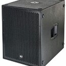 Černý subwoofer v kostkovém korpusu s texturovaným povrchem. Přední stranu tvoří kovová mřížka s voštinovým vzorem, v jejím spodním středu je umístěn…