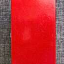 Záhlaví červeného kytarového efektpedálu s kovovým povrchem. V rozích jsou vidět čtyři křížové šrouby. Povrch vykazuje drobné škrábance a známky opot…
