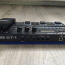 Kytarový efektový procesor Boss GT-1 v černé barvě s modrým spodním rámem. Na přední straně je vidět výrazný bílý nápis BOSS GT-1 a označení vstupů a…