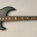 Elektrická basová kytara s tmavě šedým, gradientním lakem a zlatými kovovými prvky. Na hlavě hmatníku je bílý nápis YAMAHA BBX. Nástroj má dva snímač…