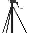 Černý kovový stativ s teleskopickým středovým sloupcem a třemi roznožkami. Středový mechanismus obsahuje dvě utahovací knoflíky a kliku pro regulaci…