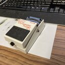 Bílý kytarový ladič s černým gumovým pedálem, na kterém je vyembosované logo BOSS. Na horní části je nápis Chromatic Tuner TU-3 a označení OUTPUT, BY…