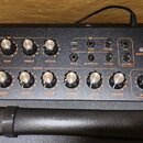 Kytarový zesilovač značky JOYO, model AC-40S. Horní panel obsahuje dvě sekce ovládání s nápisy MIC a GUITAR, několik regulačních knoflíků, vstupy INP…