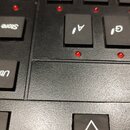 Detailní záběr na černý ovládací panel s několika tlačítky. Na tlačítkách jsou bílé nápisy Store, Utility a označení tónů A#, G# a F#. Nad tlačítky j…