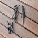 Černý mikrofon s připevněním ve formě svorky a kabelem zakončeným 6,3mm jack konektorem. Celý produkt je vyroben z černého plastu a kovových prvků. N…
