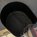 Fotografie zachycuje otevřený, černý tvrdý kufýr na hudební nástroj. Vnitřek je vyložen černým měkkým materiálem. Na vnější straně je viditelný černý…