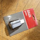 Fotografie znázorňuje náhradní dutinu (mouthpiece) v originálním blisterovém obalu. Na červeném a šedém pozadí obalu jsou bílé nápisy AKAI Profession…