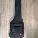 Černý polotvrdý pouzdro (gig bag) na kytaru s několika zipovými kapsami. V pravém dolním rohu je bílé logo s nápisem „GruvGear“. Povrch materiálu vyp…