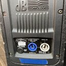 Zadní strana černého reproduktoru značky dB TECHNOLOGIES. Jsou zde vidět konektory pro napájení s nápisy FULL RANGE MAINS INPUT 100-240V~ 50-60Hz 100…