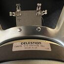 Detail zadní části reproduktoru s kovovým rámem. Na bílém štítku je uveden nápis CELESTION, T3897B G12 VINTAGE 16Ω, MADE IN UK a LC28. V horní části…