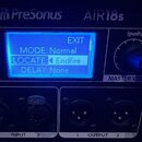 Detailní pohled na ovládací panel zařízení PreSonus AIR18s. Modrý podsvícený displej zobrazuje text EXIT, MODE: Normal, LOCATE: ◄ Endfire a DELAY: No…
