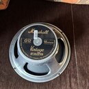Fotografie znázorňuje reproduktor s kovovým rámem a černým magnetem. Na zadní straně jsou nápisy „Marshall“, „G12“, „Vintage BY CELESTION“ a „16 ohms…