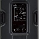 Zadní strana černého aktivního reproduktoru z plastu. Na ovládacím panelu je nápis YAMAHA a model DBR15. Panel obsahuje vstupy, výstupy, regulační kn…
