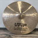 Zlatavý kovový činel s viditelným broušením povrchu. Na spodní části je černý nápis UFIP, Class Series a EARCREATED CYMBALS. Nástroj vykazuje mírné z…
