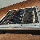 Míchací pult umístěný v transportním kufru s hliníkovými hranami. Na pravé straně je vidět vertikální nápis Soundcraft. Přístroj obsahuje numerous po…